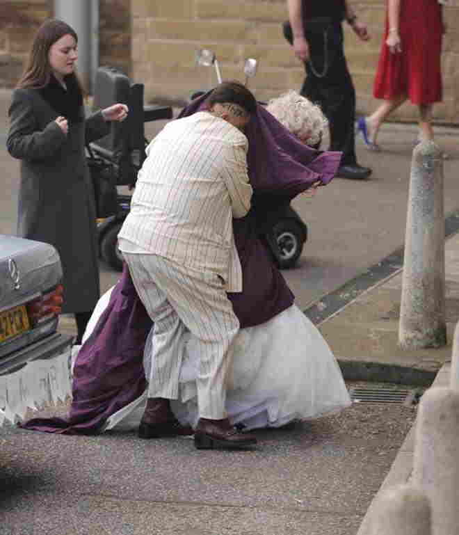 Cinayətkara ərə getmək üçün həbsxanaya gəlinlikdə getdi -  FOTOLAR