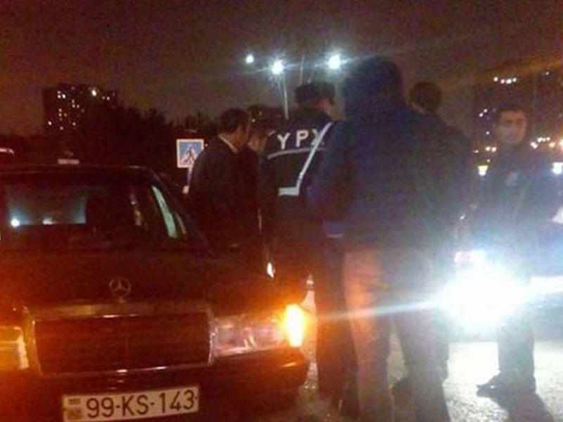 Bakıda sürücülər dalaşdı, avtobusun şüşəsi sındırıldı -  FOTO