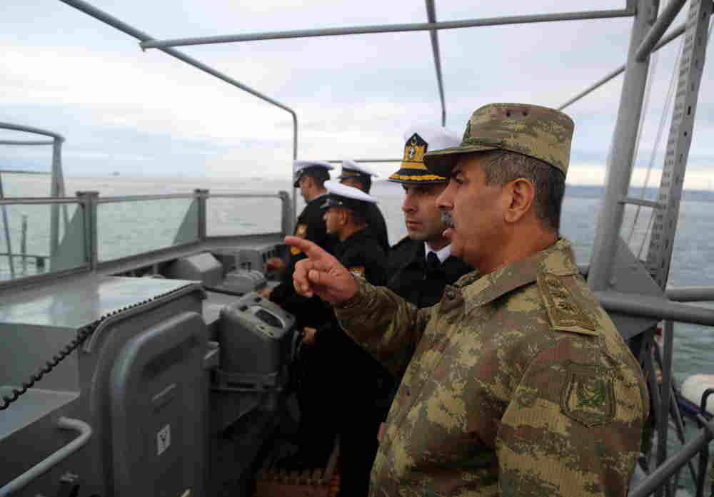 Nazir komandirə göstəriş verdi -  Helikopterlərlə hədəf məhv edildi (FOTOLAR)