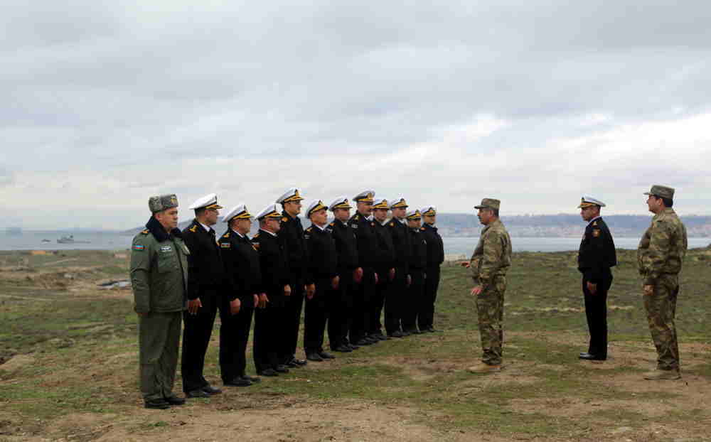 Nazir komandirə göstəriş verdi -  Helikopterlərlə hədəf məhv edildi (FOTOLAR)