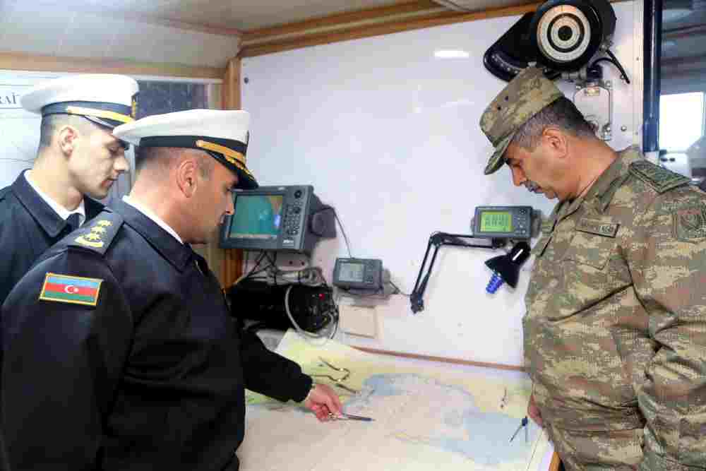 Nazir komandirə göstəriş verdi -  Helikopterlərlə hədəf məhv edildi (FOTOLAR)