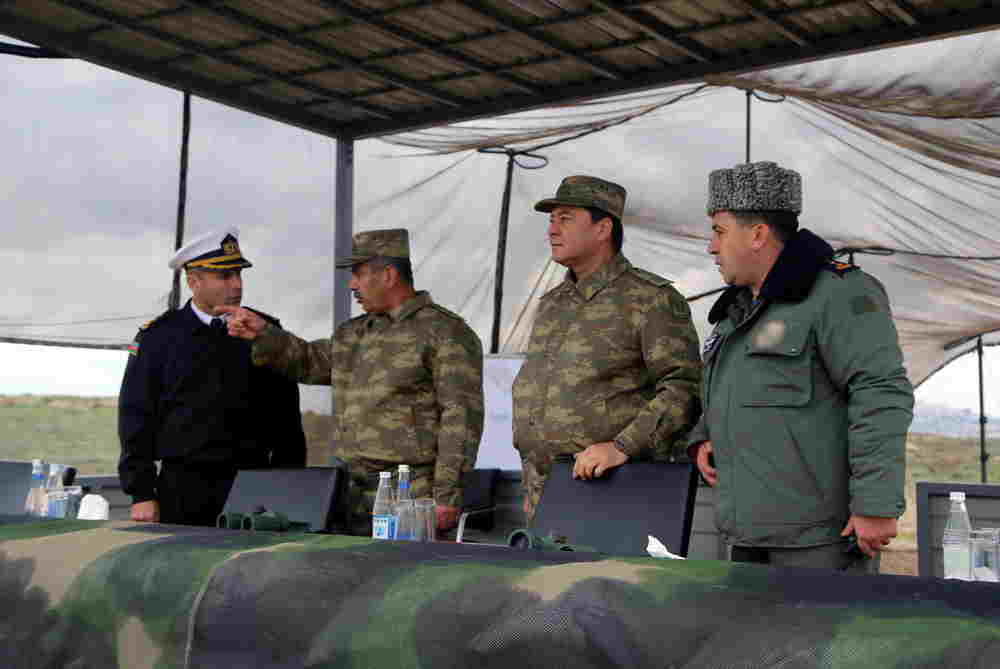 Nazir komandirə göstəriş verdi -  Helikopterlərlə hədəf məhv edildi (FOTOLAR)