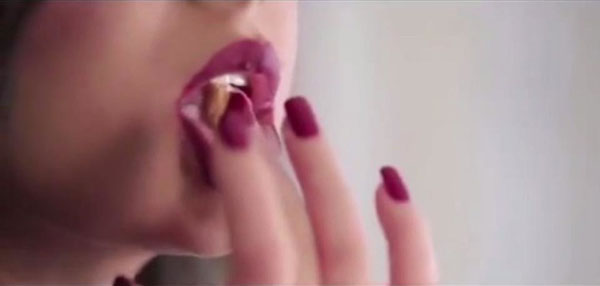 Müğənni klipində banan yediyi üçün həbs olundu  -  VİDEO-FOTO