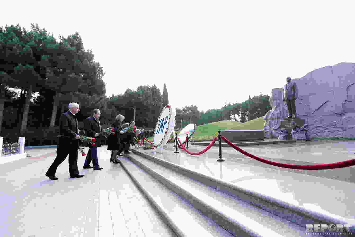 YAP rəhbərliyi Heydər Əliyevin məzarını ziyarət etdi-   FOTOLAR