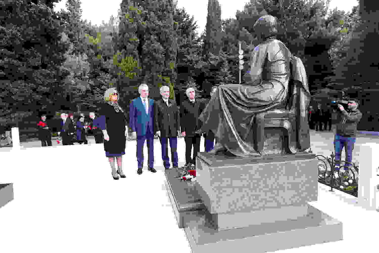 YAP rəhbərliyi Heydər Əliyevin məzarını ziyarət etdi-   FOTOLAR