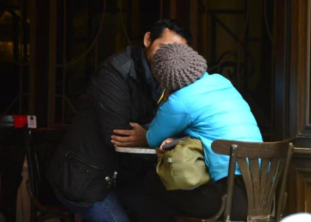  Aktrisa 10 yaş kiçik sevgilisi ilə öpüşərkən görüntüləndi  - FOTO