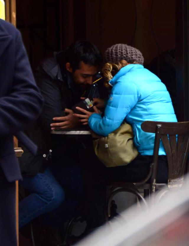  Aktrisa 10 yaş kiçik sevgilisi ilə öpüşərkən görüntüləndi  - FOTO