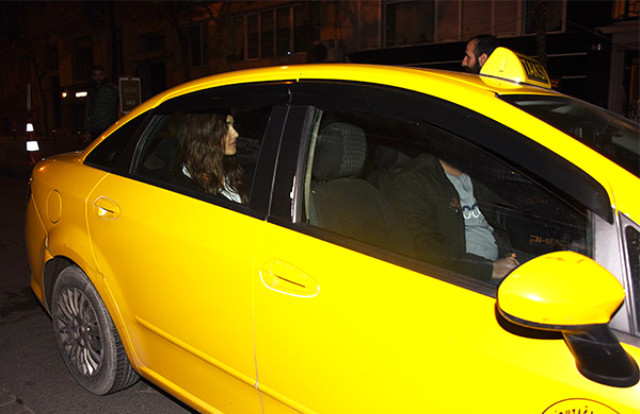 Məşhur aktrisa jurnalistlərdən gizlənmək üçün görün nə etdi  - FOTO