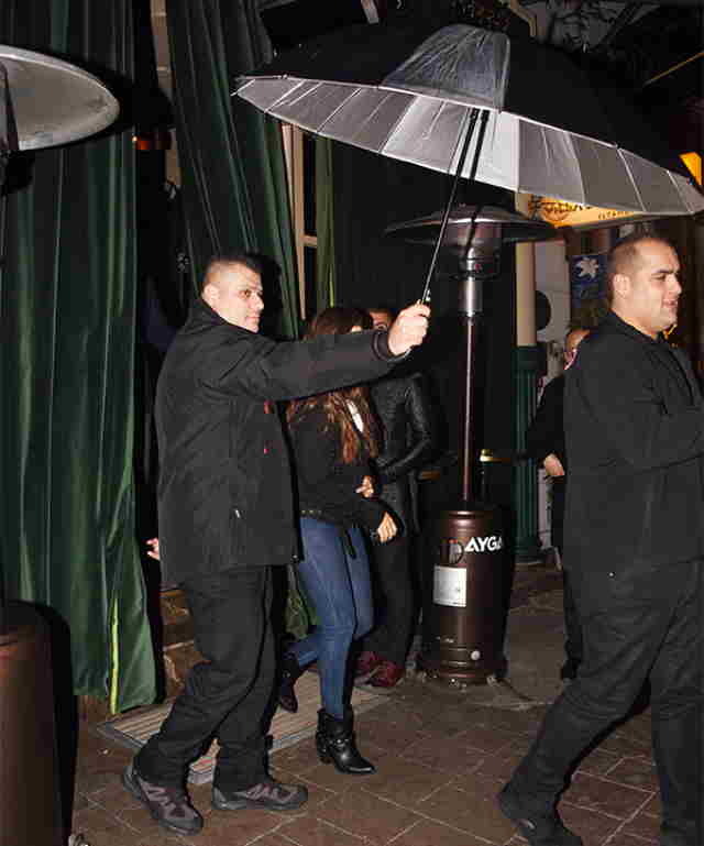 Məşhur aktrisa jurnalistlərdən gizlənmək üçün görün nə etdi  - FOTO