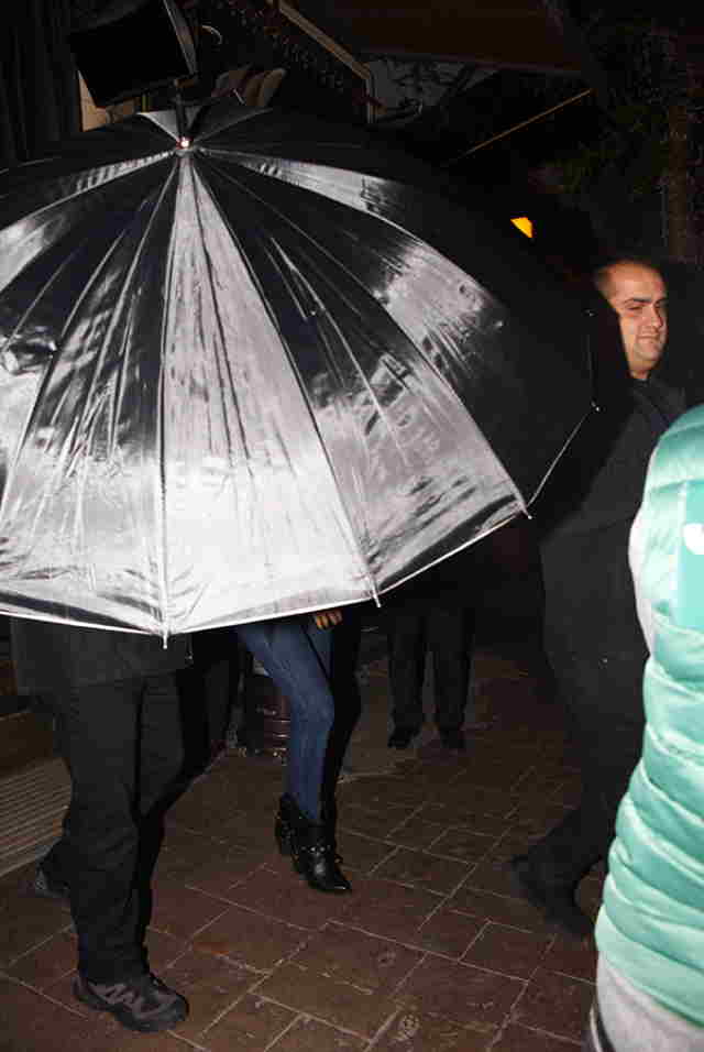 Məşhur aktrisa jurnalistlərdən gizlənmək üçün görün nə etdi  - FOTO