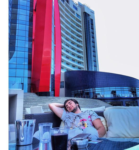Azərbaycanlı oliqarx oğlunun lüks həyatı -   silah, maşınlar, kef məclisləri... (FOTOLAR)