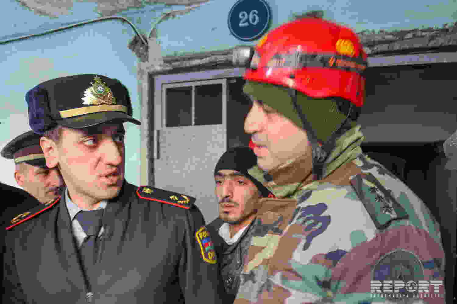 Bakıda kişi özünü binadan atmaq istədi -   FOTOLAR