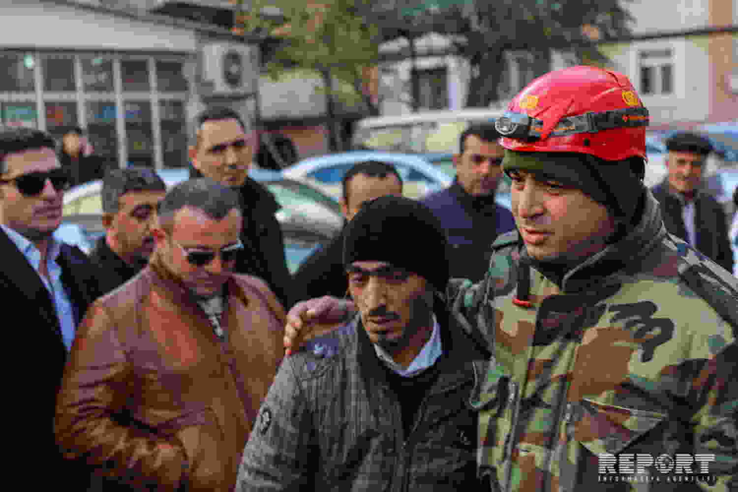 Bakıda kişi özünü binadan atmaq istədi -   FOTOLAR