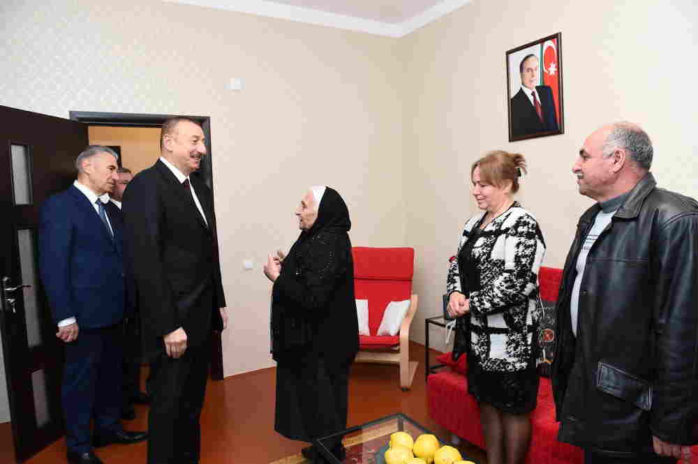 İlham Əliyev məcburi köçkün ailəsinə qonaq getdi  - FOTO