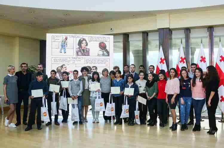 Gürcüstanın birinci xanımı azərbaycanlı gəncləri mükafatlandırdı - FOTO