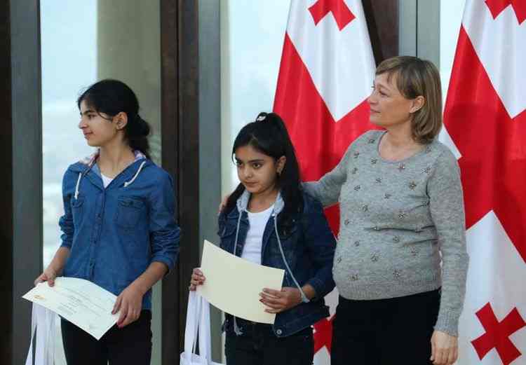 Gürcüstanın birinci xanımı azərbaycanlı gəncləri mükafatlandırdı - FOTO