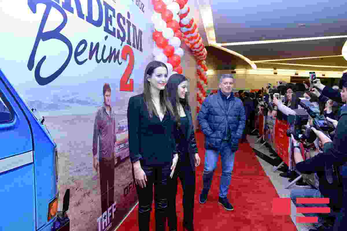 Burak Özçiviti Bakıda belə qarşıladılar -  İZDİHAM - FOTOLAR