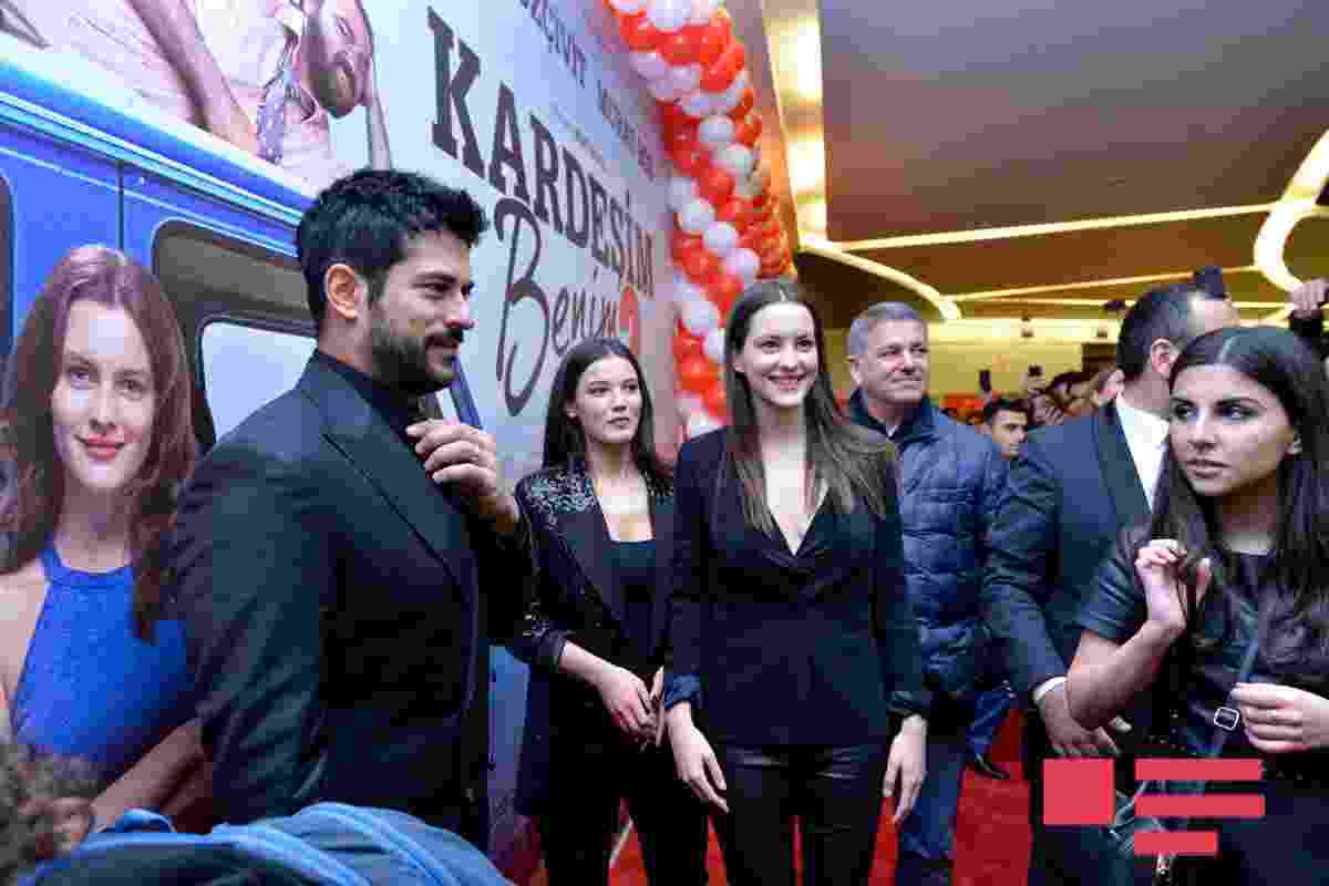 Burak Özçiviti Bakıda belə qarşıladılar -  İZDİHAM - FOTOLAR