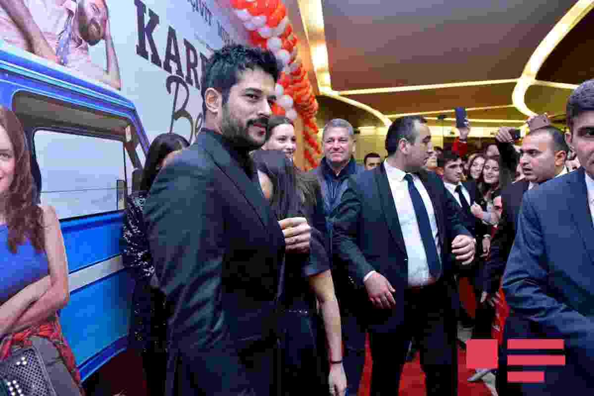 Burak Özçiviti Bakıda belə qarşıladılar -  İZDİHAM - FOTOLAR