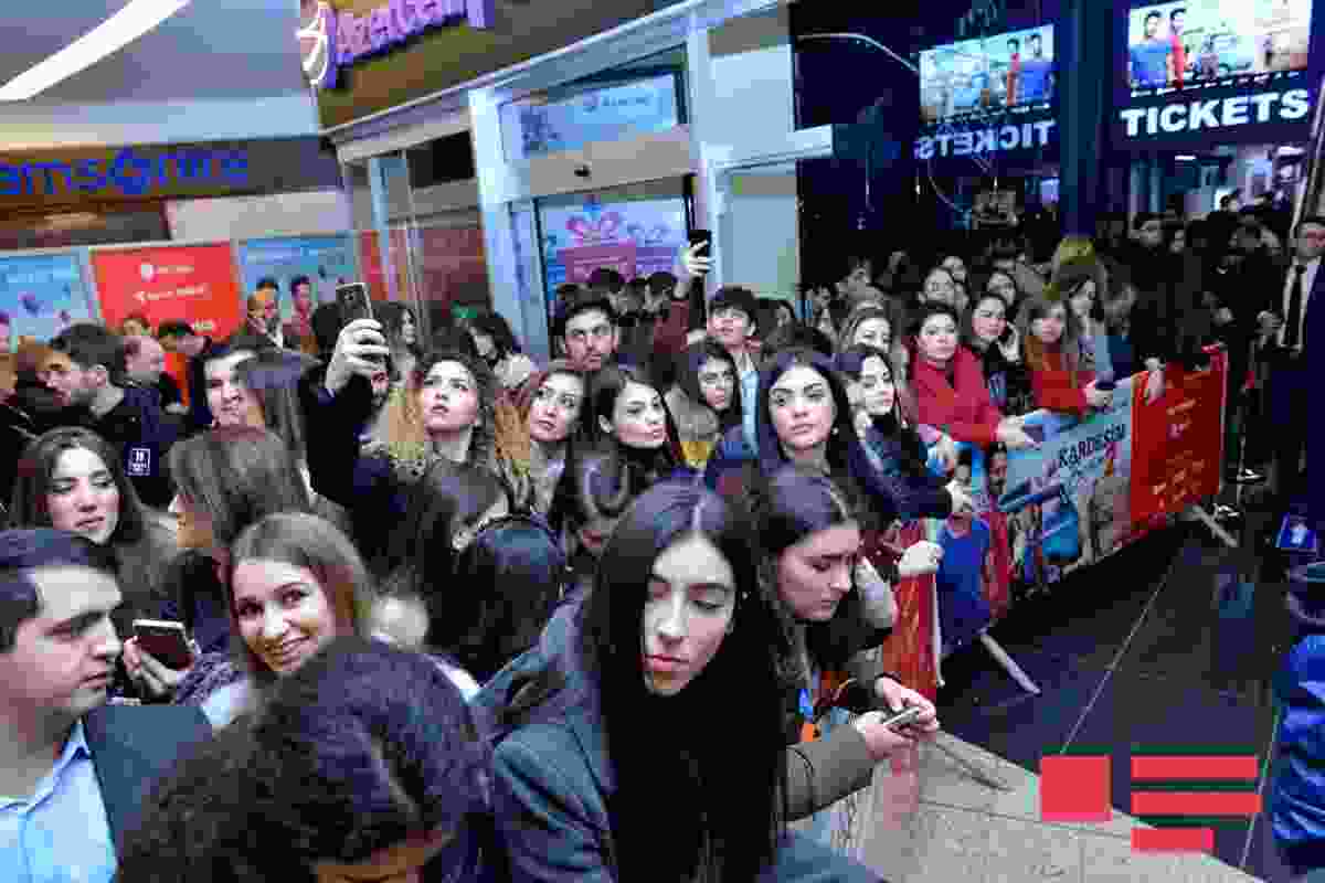 Burak Özçiviti Bakıda belə qarşıladılar -  İZDİHAM - FOTOLAR