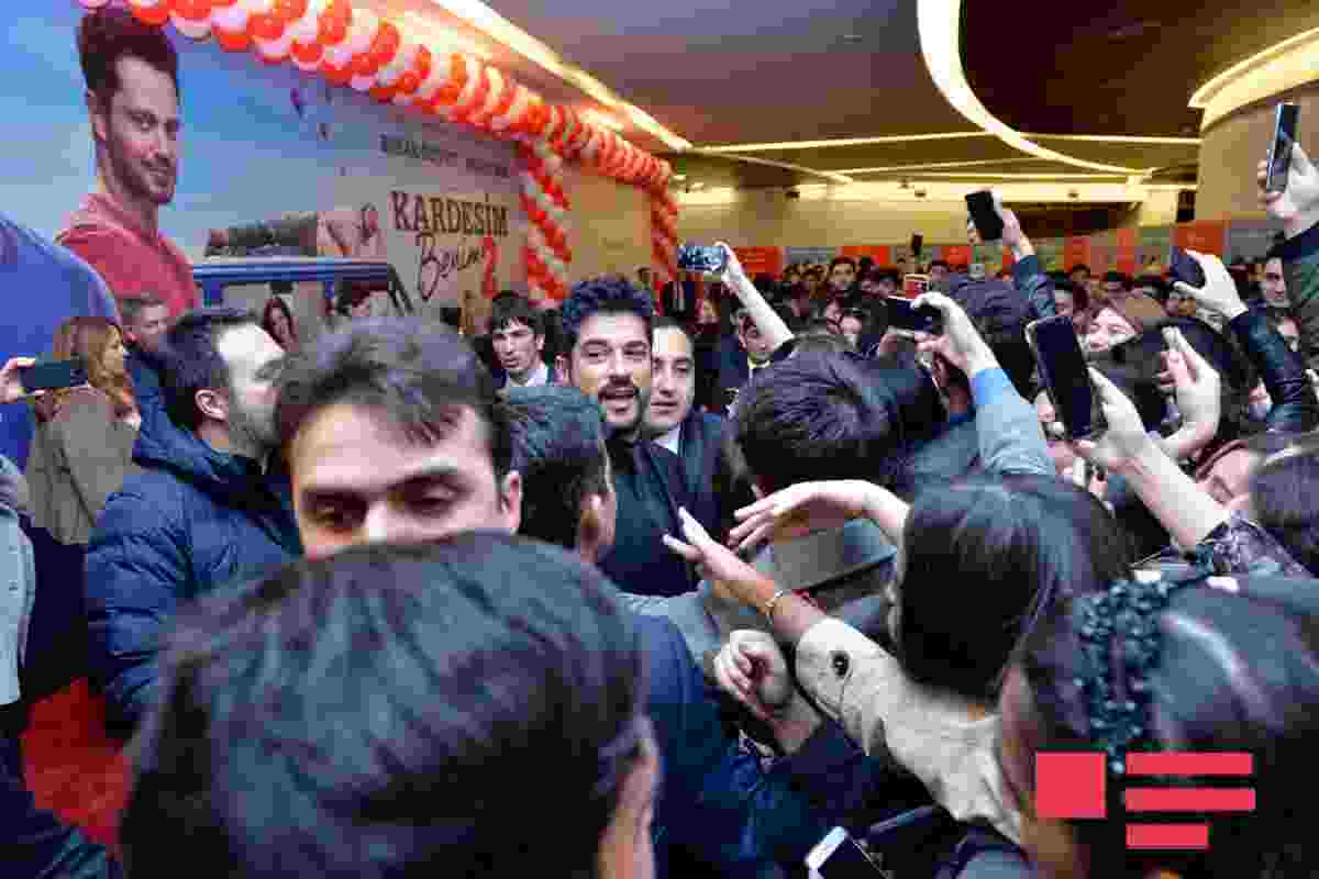 Burak Özçiviti Bakıda belə qarşıladılar -  İZDİHAM - FOTOLAR