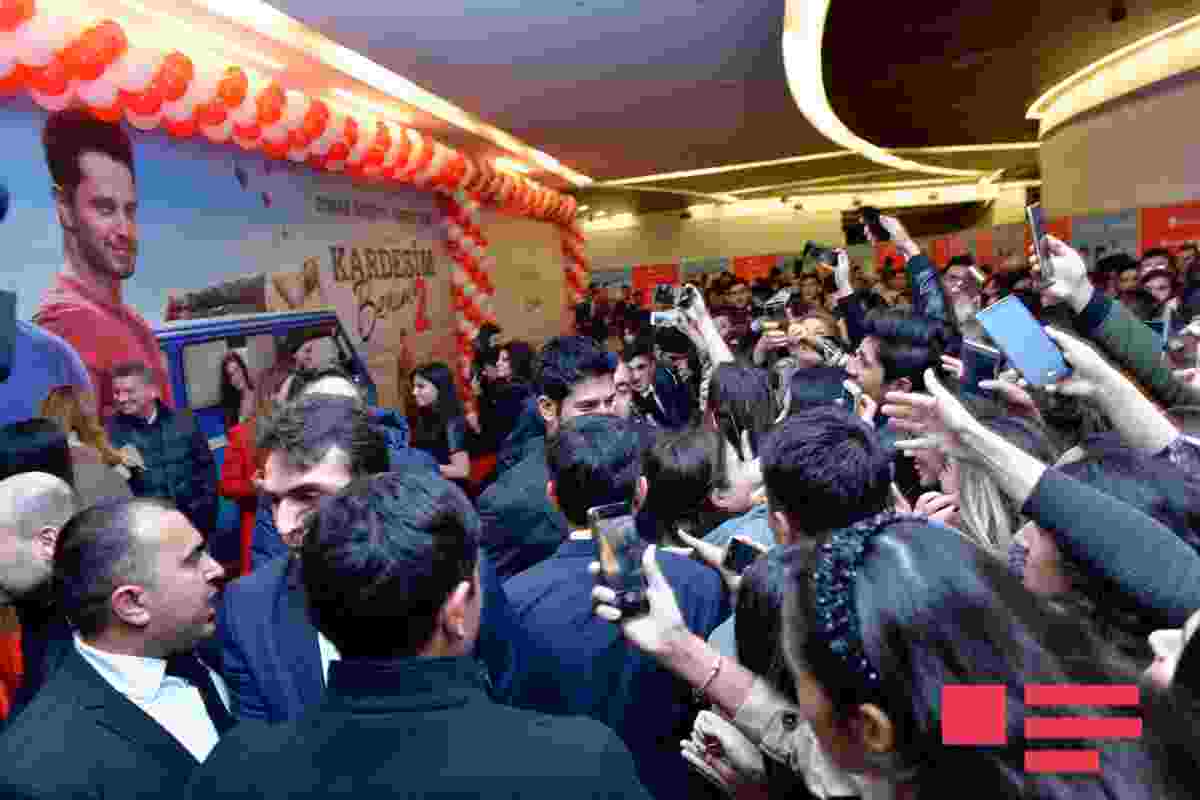 Burak Özçiviti Bakıda belə qarşıladılar -  İZDİHAM - FOTOLAR