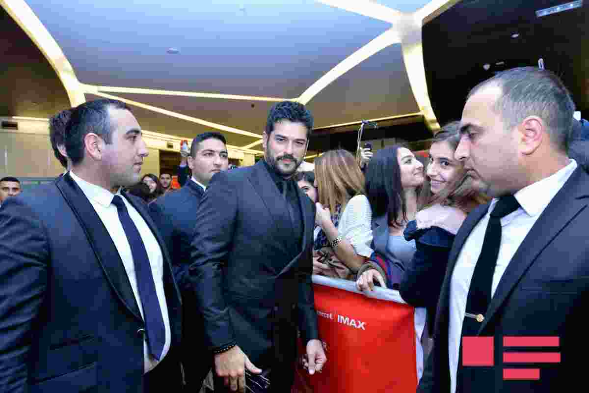 Burak Özçiviti Bakıda belə qarşıladılar -  İZDİHAM - FOTOLAR