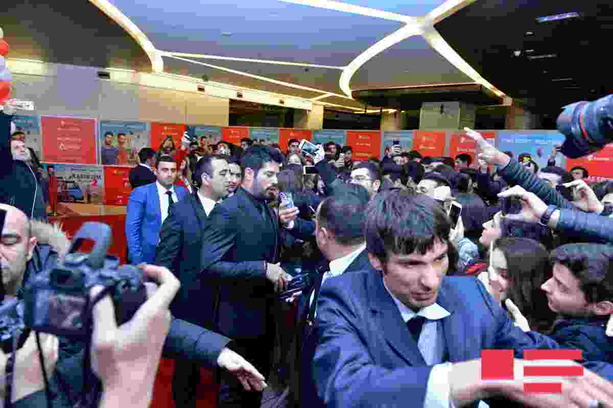 Burak Özçiviti Bakıda belə qarşıladılar -  İZDİHAM - FOTOLAR