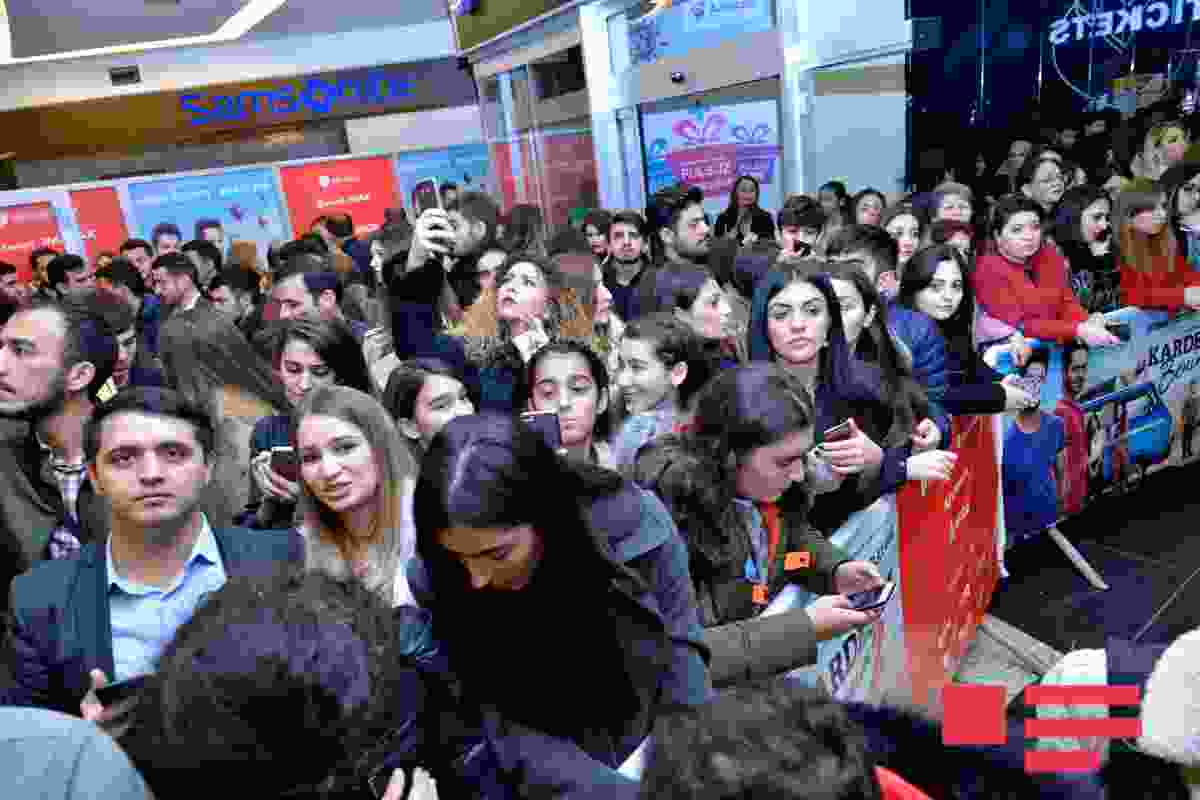 Burak Özçiviti Bakıda belə qarşıladılar -  İZDİHAM - FOTOLAR