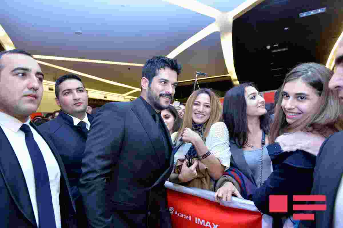 Burak Özçiviti Bakıda belə qarşıladılar -  İZDİHAM - FOTOLAR