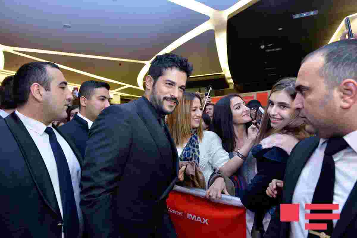 Burak Özçiviti Bakıda belə qarşıladılar -  İZDİHAM - FOTOLAR