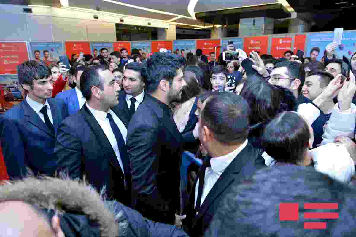 Burak Özçiviti Bakıda belə qarşıladılar -  İZDİHAM - FOTOLAR