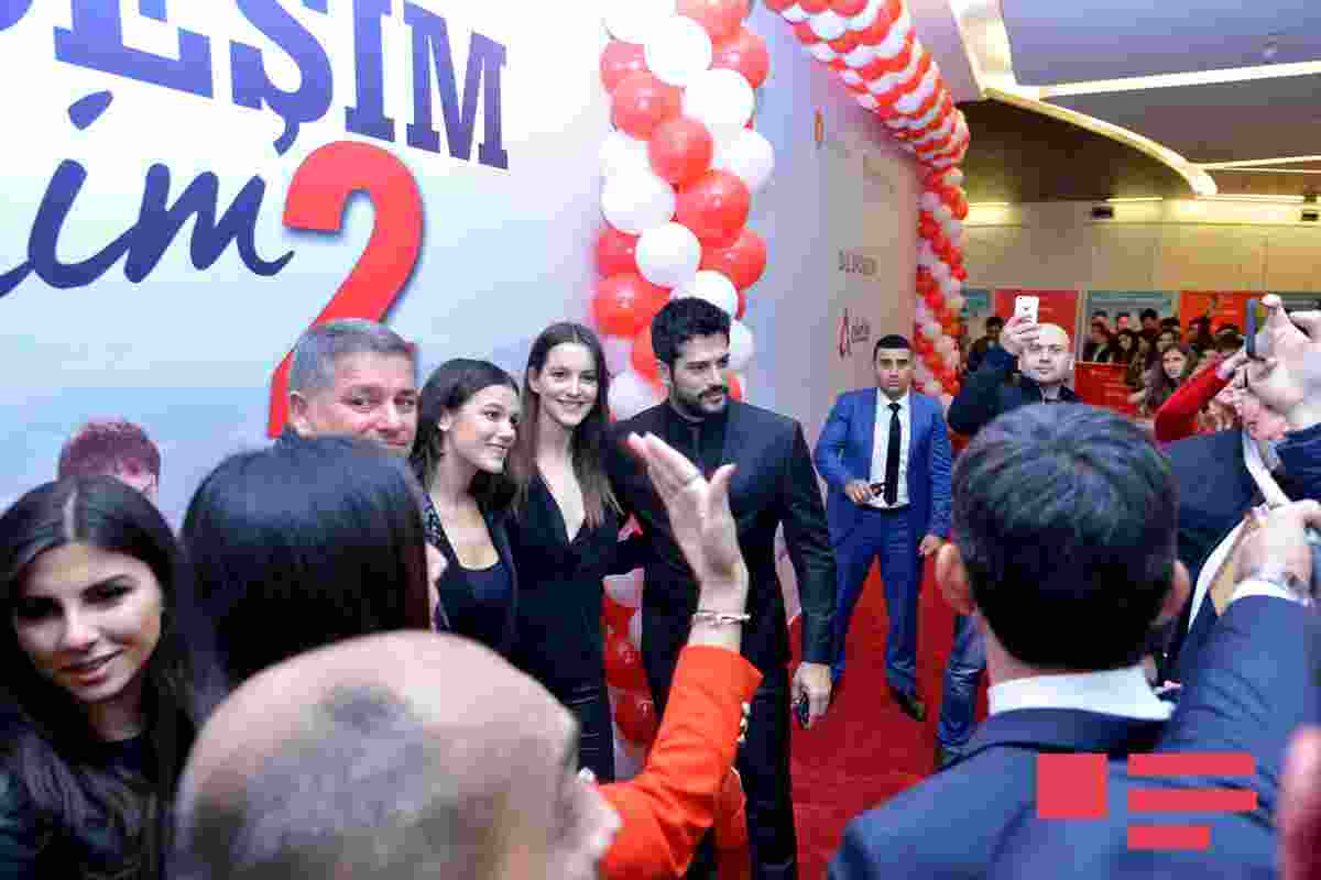 Burak Özçiviti Bakıda belə qarşıladılar -  İZDİHAM - FOTOLAR