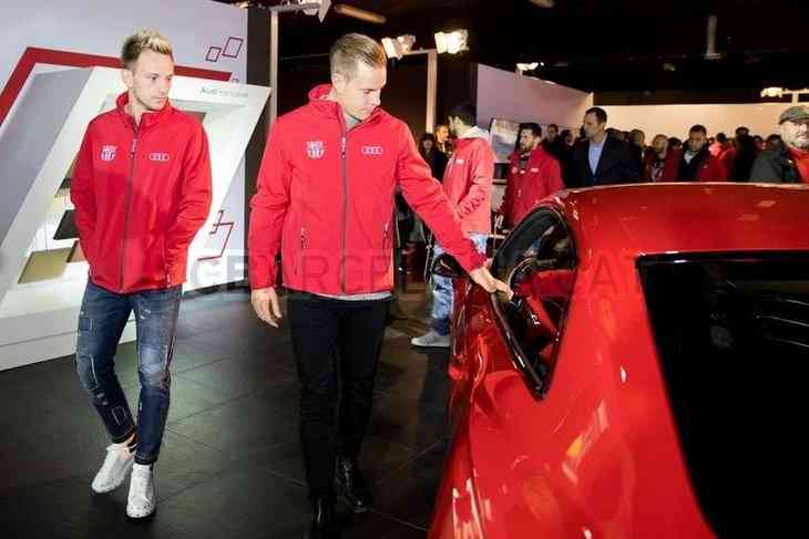  Barselonanın üzvlərinə avtomobil payladılar  - FOTOLAR