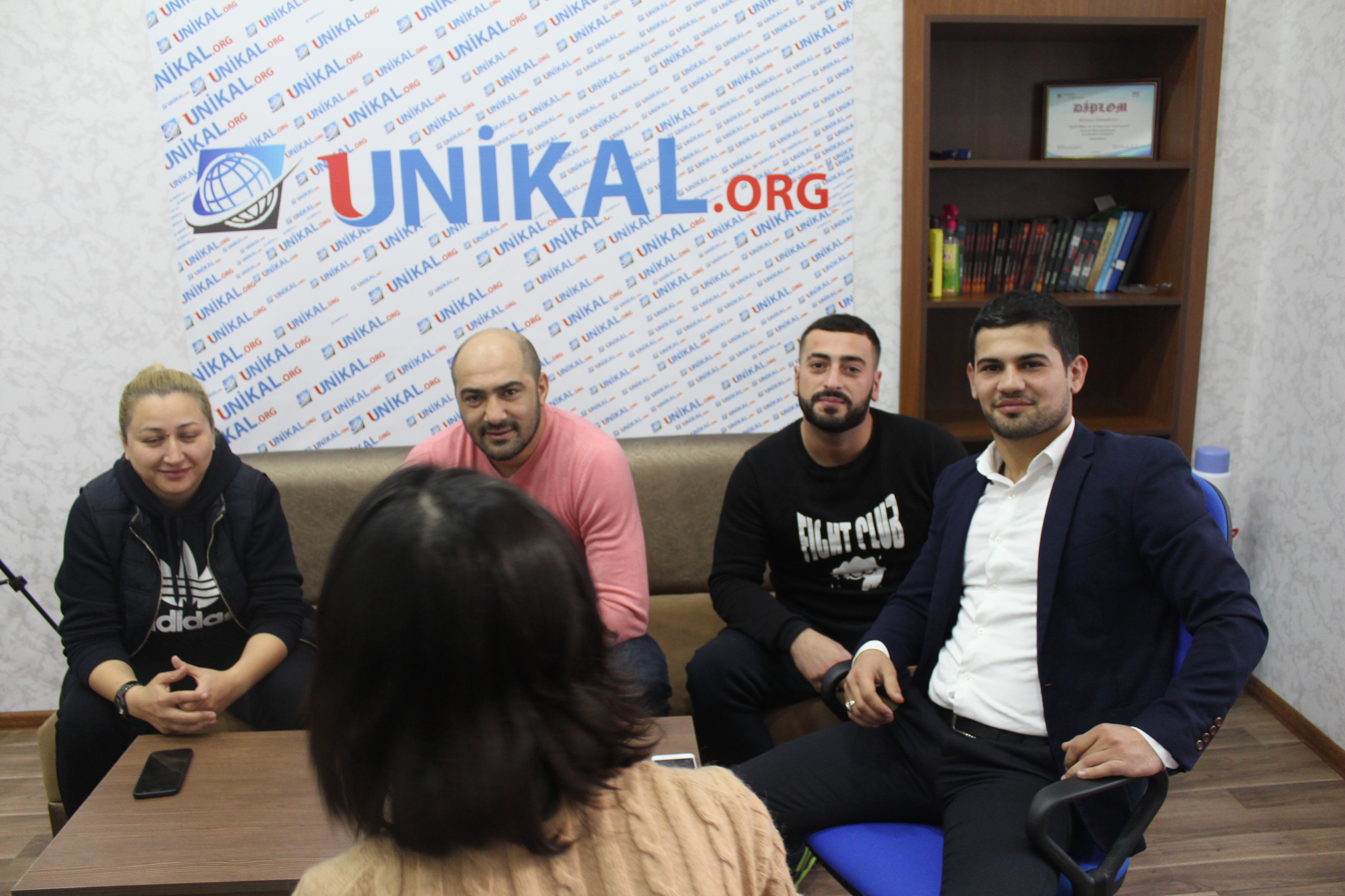  İdmançılar şəhərin mərkəzindəki plakatlarından danışdı:   Onu bizə sponsorumuzâ€¦ 