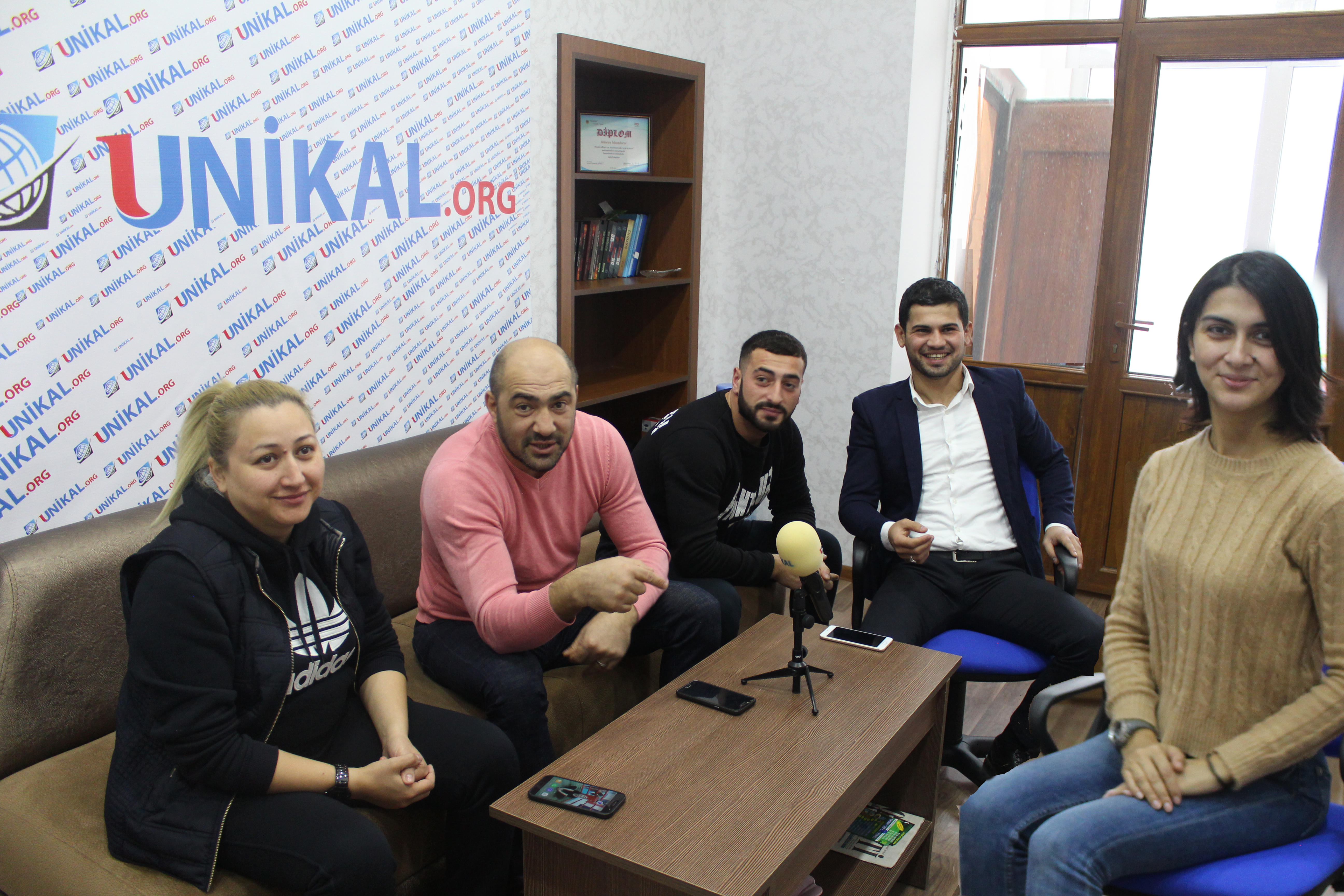  İdmançılar şəhərin mərkəzindəki plakatlarından danışdı:   Onu bizə sponsorumuzâ€¦ 