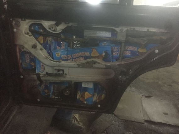 Avtomobilin qapılarını pirotexniki vasitə ilə doldurdu -  FOTOLAR