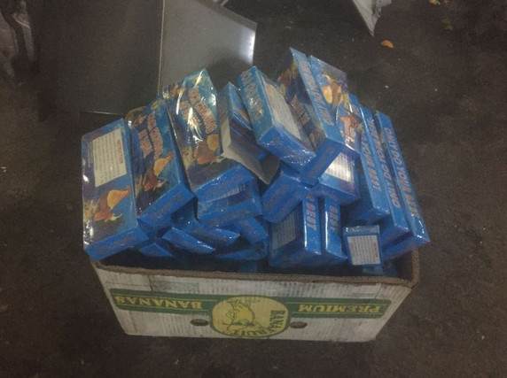 Avtomobilin qapılarını pirotexniki vasitə ilə doldurdu -  FOTOLAR