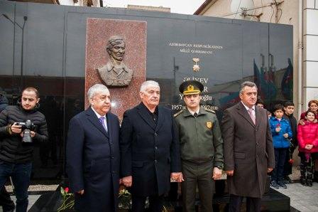  Milli Qəhrəmana xatirə lövhəsi qoyuldu  - FOTO