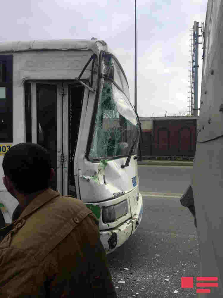 Bakıda sərnişin avtobusu yük maşınına    ÇIRPILDI - SƏRNİŞİNLƏR... (FOTO)