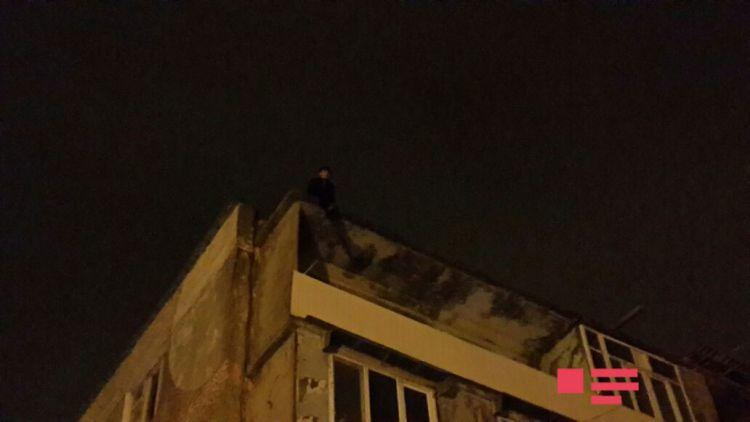 Bakıda gənc özünü binadan atmaq istədi -  Bir neçə ay öncə qardaşı intihar etmişdi (FOTO-VİDEO)