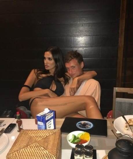  Məşhur futbolçunun həyat yoldaşının lüt şəkillərini  internetdə yaydılar - FOTO