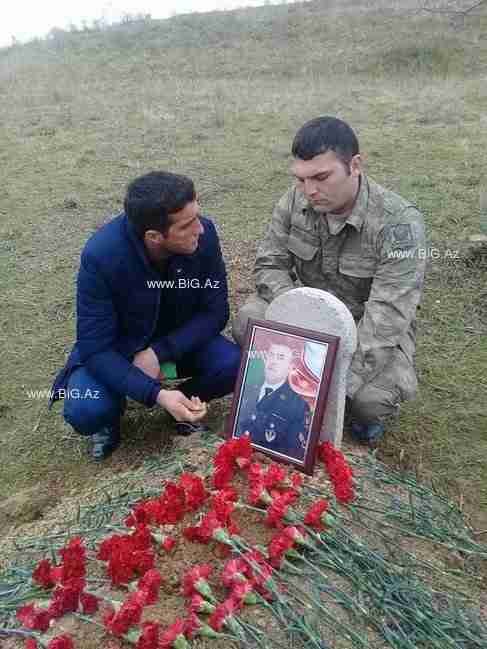  Şəhidin oğlu atasının məzarı başında  - ÜRƏKDAÄžLAYAN FOTOLAR