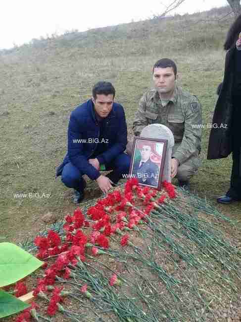  Şəhidin oğlu atasının məzarı başında  - ÜRƏKDAÄžLAYAN FOTOLAR