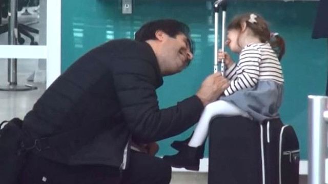 Mahsun Kırmızıgül qızını hava limanında əyləndirdi -  FOTOLAR