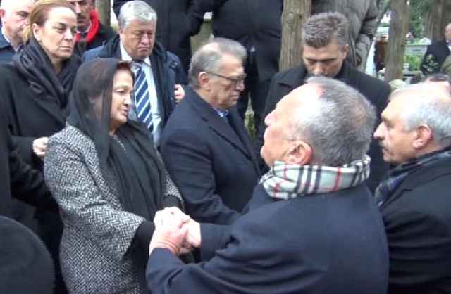 Sabiq baş nazir oğlunun qəbrini özü qazdı -  FOTO