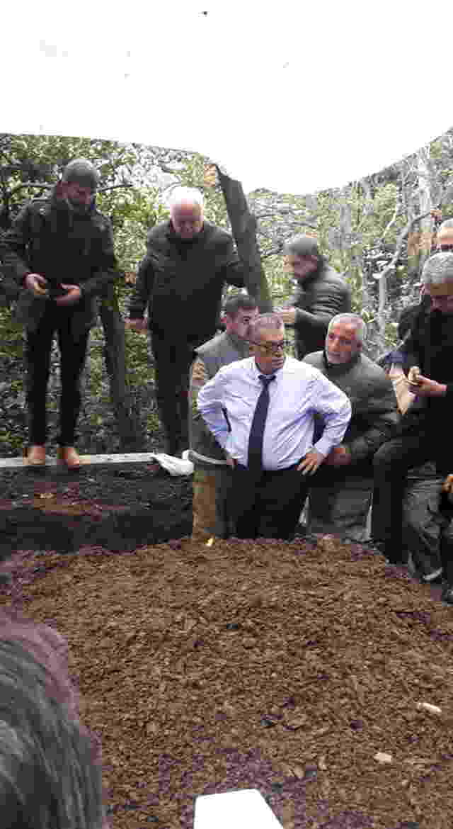 Sabiq baş nazir oğlunun qəbrini özü qazdı -  FOTO