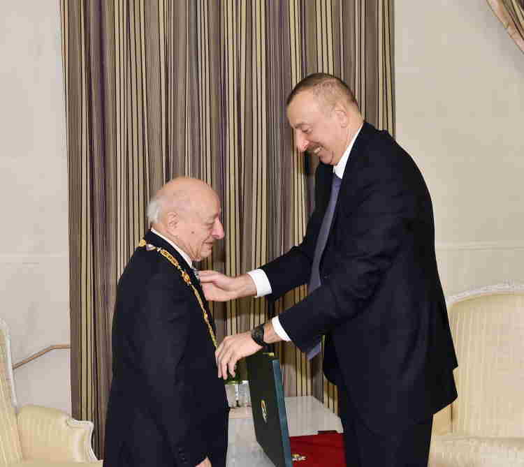 Prezident Ömər Eldarova Heydər Əliyev ordenini  təqdim etdi (FOTOLAR)