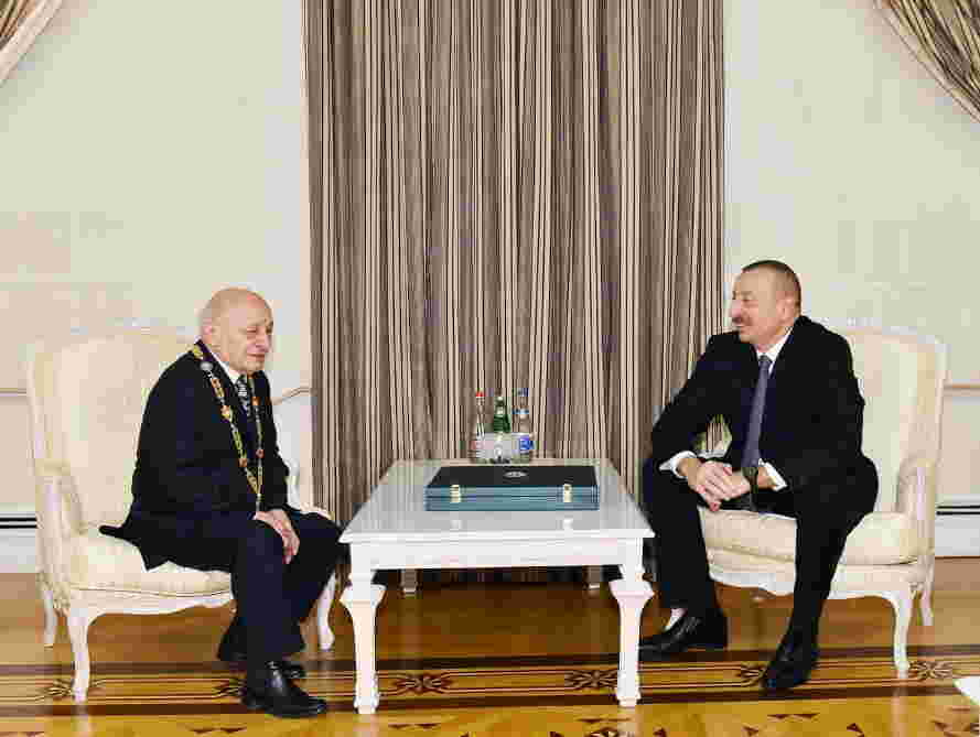 Prezident Ömər Eldarova Heydər Əliyev ordenini  təqdim etdi (FOTOLAR)