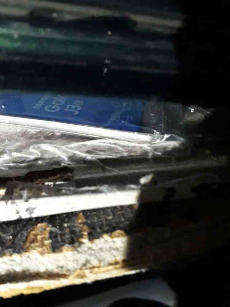 Ölkəyə qanunsuz mobil telefon keçirmək istədi - FOTO